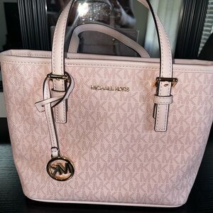 MICHAEL KORS Crossbody Tote 💕💕 the Condition is great!!! Gently used! STURDY!